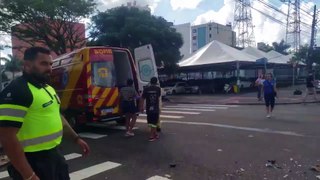 Acidente entre caminhão guincho e Renault Sandero deixa mulher ferida no Centro