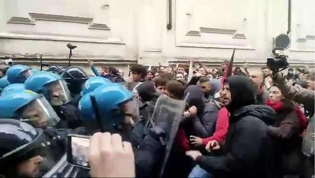 Torino, tensioni al G7: gli studenti tentano di sfondare il cordone di polizia