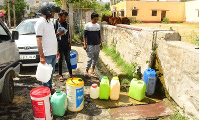 वाहनों से ढोते हैं पानी. . .तो बुझती है हलक की प्यास