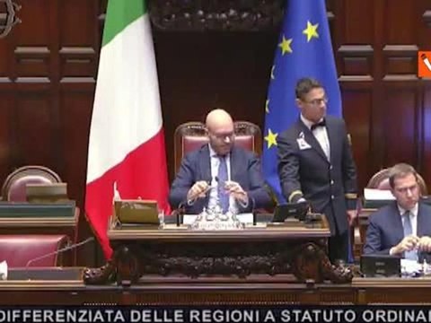 Pd sventola Tricolore in Aula in risposta a deputata con maglia Vento del Nord