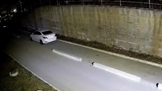 Un mur tombe sur une voiture garée... personne dedans, heureusement