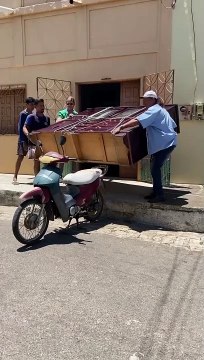 Déménager une armoire à scooter...