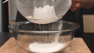 Como cernir harina sin ensuciar tu cocina