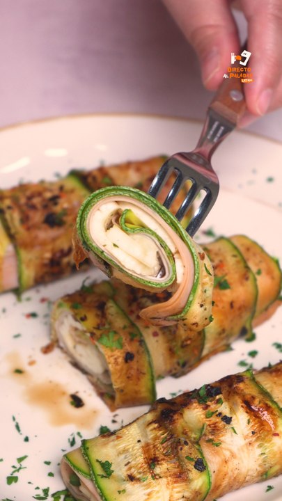 Rollitos de calabaza con queso panela y jamón  y Queso asado con chile y salsas negras