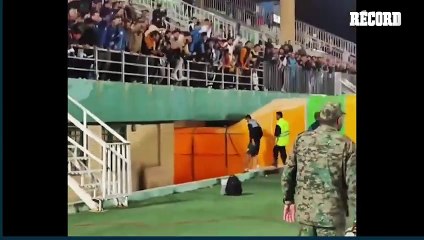 PORTERO en IRÁN ES SUSPENDIDO y MULTADO por ABRAZAR A AFICIONADA QUE NO PORTABA VELO