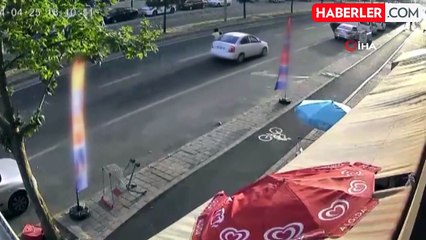 İlk kazayı atlatan kadın ile çocuk, saniyeler sonra ikinci kazada havaya uçtu... Feci kaza kamerada