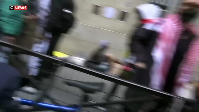 Science Po occupé : Les images révoltantes des journalistes de Cnews agressés aux cris de fachos, cassez-vous , sous les yeux du député LFI Aymeric Caron, qui ne s'interpose pas