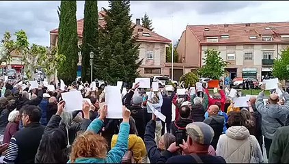 Manifestación en Alpedrete para mantener los nombres de Paco Rabal y Asunción Balaguer.