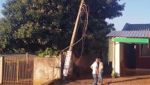 Caminhão enrosca em fios, quase derruba poste e deixa casas sem energia no Santa Felicidade