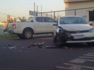 Caminhonete e Voyage se envolvem em acidente na Rua Paraguai