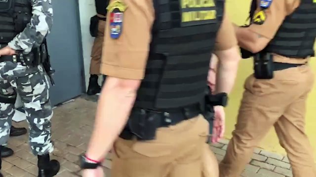 Abordagem policial acaba em confusão e dois homens são levados à delegacia