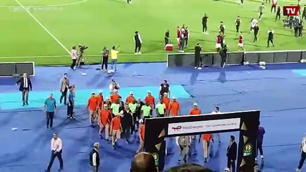 مصورة مباراة الأهلي ومازيمبي ترقص على أهازيج جمهور الأهلي