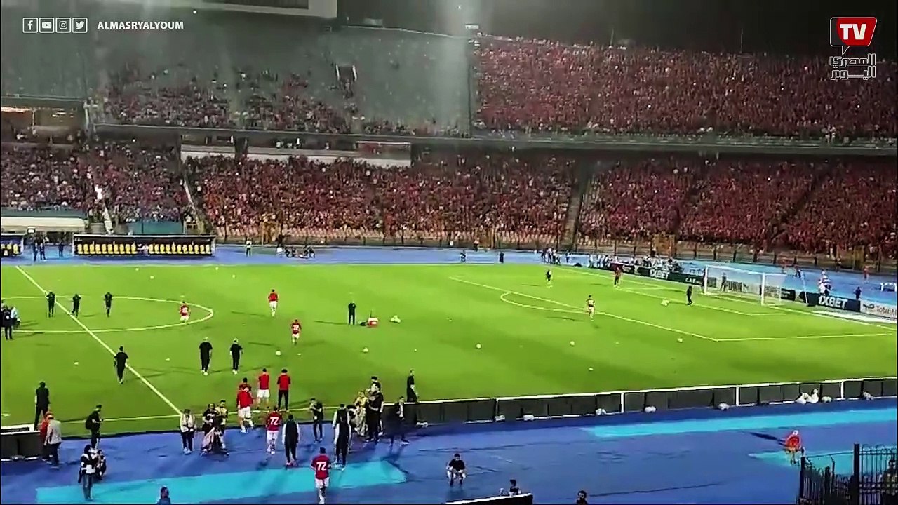 مشاهد مرعبة من جمهور الأهلي لحظة نزول اللاعبين لأرض الملعب