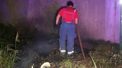 Bombeiros combatem incêndio em vegetação no Santo Onofre