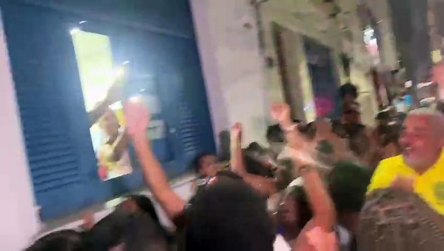 Vice-prefeita Ana Paula Matos é carregada por apoiadores após reunião no PDT