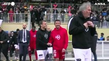 Francia, Macron gioca una partita di calcio per beneficenza
