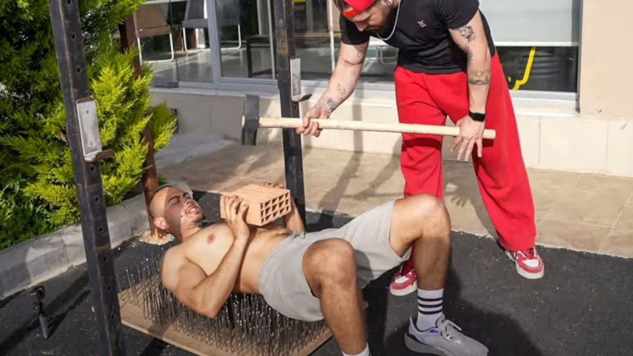 İddia uğruna 700 çivinin üzerine yatıp, 100 kilo ağırlık kaldırdı