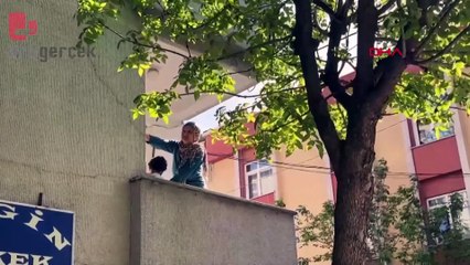 Balkonda mahsur kalan anne ve oğlunu itfaiye kurtardı