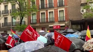 Militantes y simpatizantes del PSOE comienzan a llegar a la sede de Ferraz