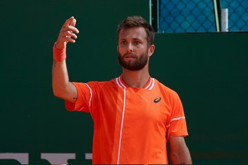 وسط دهشة الحكمة.. أحد المشجعين يقدم كوباً من القهوة لموتيه