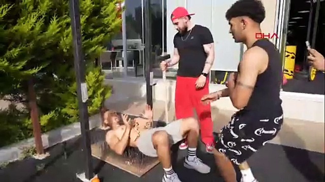 Evde sakın denemeyin! 700 çivinin üzerine yatarak 100 kiloluk ağırlık kaldırdı