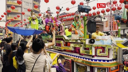 北港真人藝閣遊行53座歷年最多 灑平安糖、好神拖信眾瘋搶