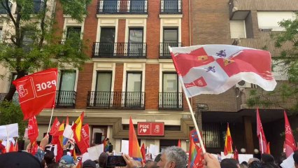 Gritos en Ferraz de "Pedro Sánchez, estamos contigo".