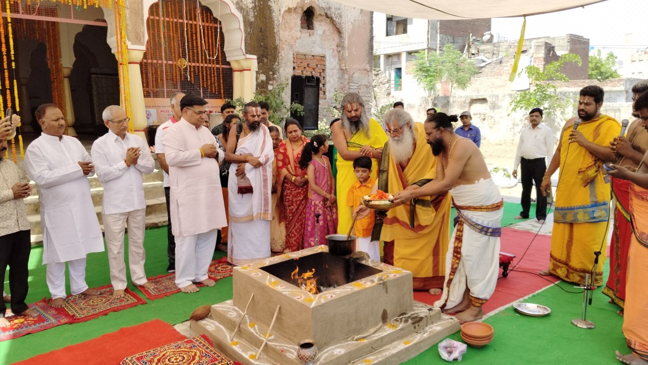 प्राण प्रतिष्ठा महोत्सव: यजमानों ने वेद मंत्रों के बीच हवन कुंड में दी आहुतियां
