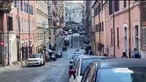 Roma, ecco il video dei furbi della Ztl: auto contromano e in retromarcia