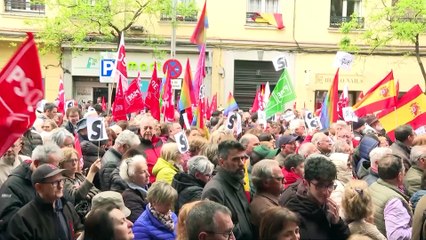 Descargar video: Dirigentes, militantes y simpatizantes del PSOE cierran filas con Sánchez en Ferraz