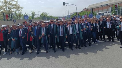Binlerce avukat hakları için yürüyor