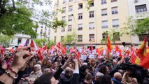 Los dirigentes socialistas paran el Comité Federal para salir a la calle Ferraz con los manifestantes