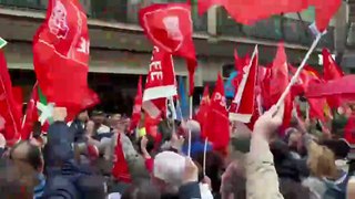 Manifestantes a las puertas de Ferraz apoyan a Pedro Sánchez
