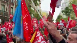 Manifestantes cantan 'Quédate' de Quevedo en apoyo a Pedro Sánchez