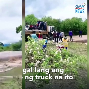 Truck na may sakay na mga residente, tinangay ng baha! | GMA Integrated Newsfeed