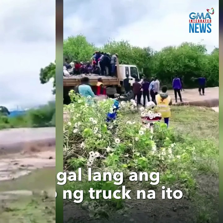 Truck na may sakay na mga residente, tinangay ng baha! | GMA Integrated Newsfeed