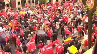 Miles de personas muestran su apoyo a Sánchez en Ferraz al grito de ‘Quedate'.