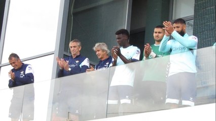 Los jugadores saludan a los ultras antes del derbi
