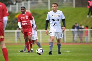 Quand le président Macron nous fait une démo de football...