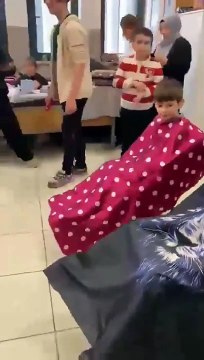 Dostluk böyle işte! Kanserli arkadaşa verilen destek göz yaşarttı