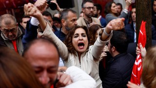 Miles de personas y los líderes del PSOE apoyan a Pedro Sánchez en Ferraz