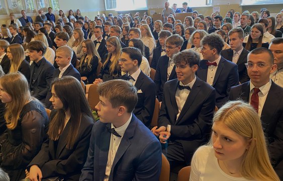 Maturzyści zakończyli rok szkolny. Przed nimi trudne egzaminy maturalne. Uroczyste pożegnanie w I Liceum Ogólnokształcącym w Lesznie
