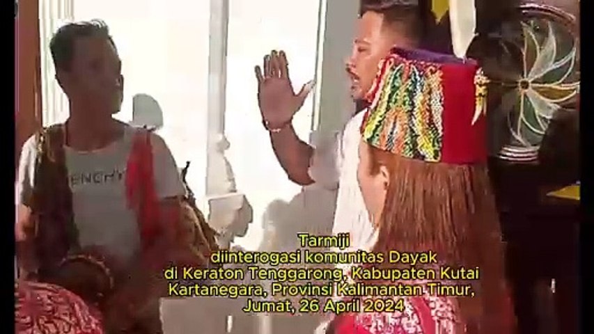 Gunakan Aksesoris Religi Terbukti Melanggar Tradisi, Tarmidji, Diinterograsi Komunitas Dayak di Keraton Tenggarong, Kabupaten Kutai Kartanegara, Provinsi Kalimantan Timur, Jumat, 26 April 2024.