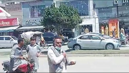 گجرات برانڈز کی بڑی دکانوں کے اگے کوڑے کے ڈھیر ناجائز تجاوزات کی بھرمار gujrat brand shops encrochment severage issue story