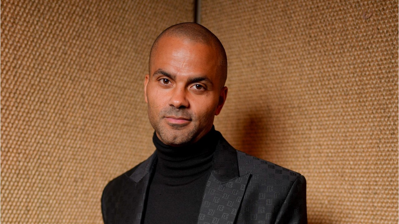 GALA VIDEO - Tony Parker en couple : baiser, câlins, sourires… avec Agathe, c’est l’amour fou !