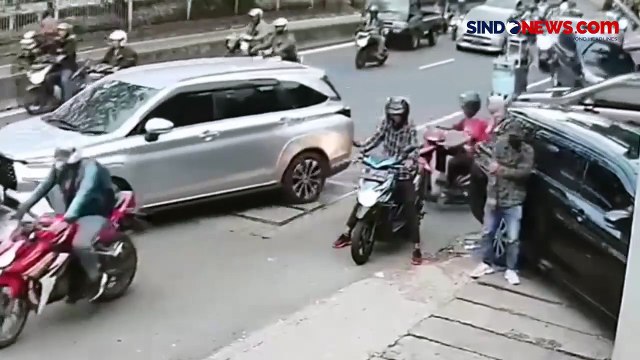 Terekam CCTV, Aksi Pencurian Modus Pecah Kaca Mobil di Jakarta Barat