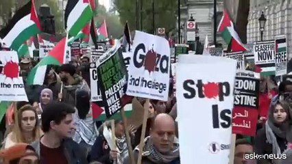 Descargar video: A Londra proteste di piazza per chiedere il cessate il fuoco a Gaza