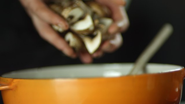 Nach Restaurant-Besuch: Frau stirbt an Vergiftung nachdem sie diese rohe Speise gegessen hat