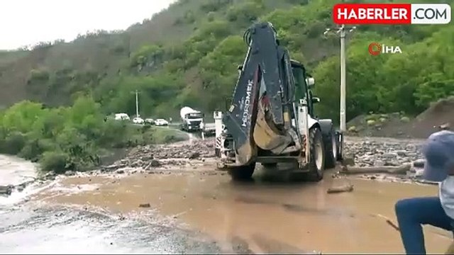 Tunceli-Erzincan karayolunda heyelan: Yol araç trafiğine kapandı
