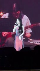 Senyuman Dan Ketawa Manis IU Kepada Penggemar